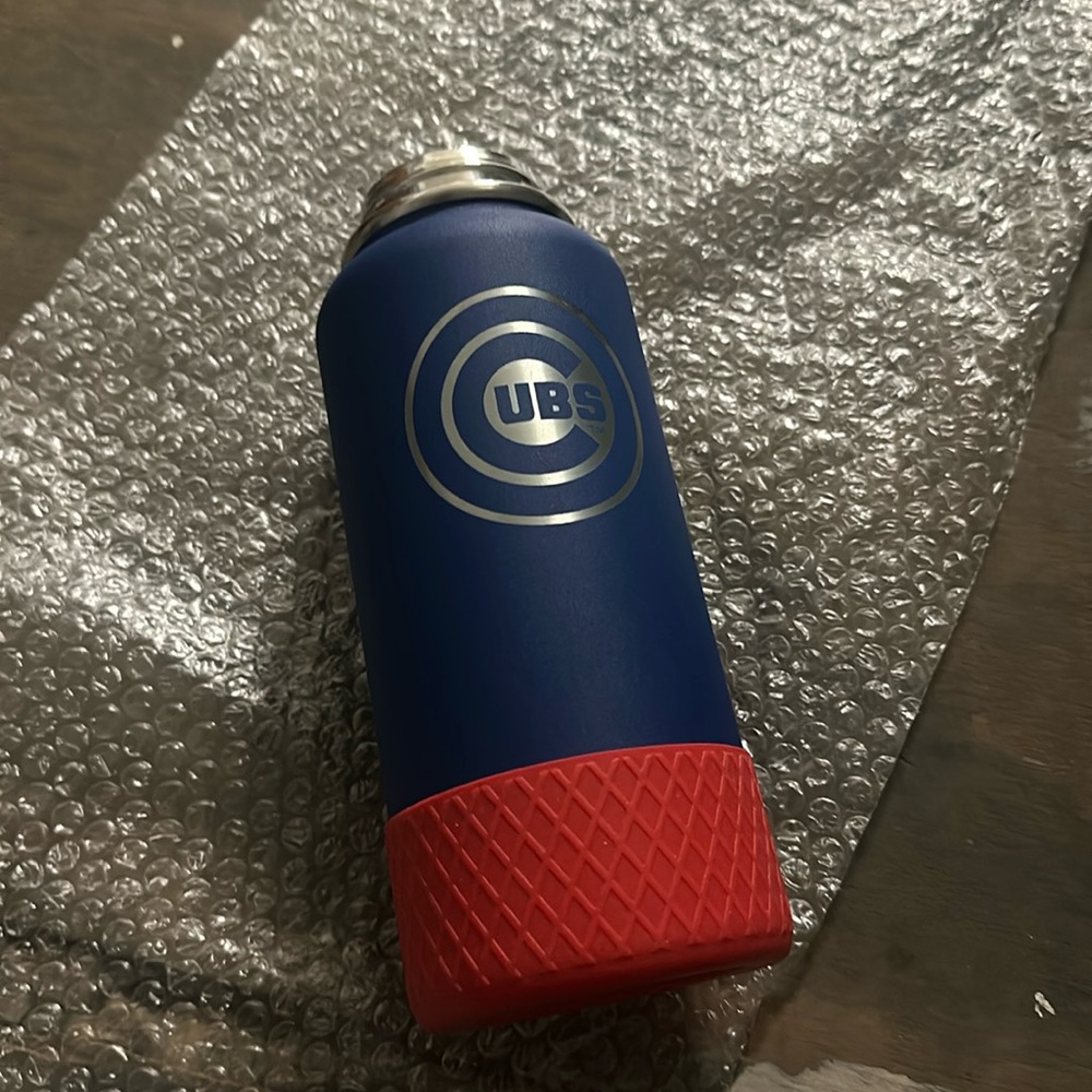 Cubs cup brand new missing lid